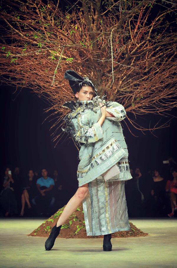 Hoàng Yến ma mị trên sân khấu thời trang Haute Couture.