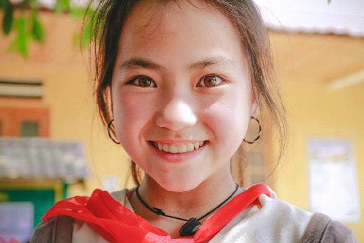 Gương mặt mộc với những đường nét hài hòa, xinh đẹp cùng Mừng SHBET phiên bản mới 2025 trắng, môi đỏ, mi dày của bé Chanh.