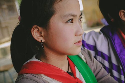 'Nói chung bõ công cái chuyến đi công tác xa. Mình thực sự ấn tượng bởi gương mặt mộc của em còn ăn đứt các hot girl bây giờ. Đôi mắt của cô bé khiến mình sững sờ. Nó hút hồn một cách rất lạ. Đôi mắt màu nâu, sâu, trong veo. Nụ cười cũng rất đẹp', nhiếp ảnh gia chia sẻ.