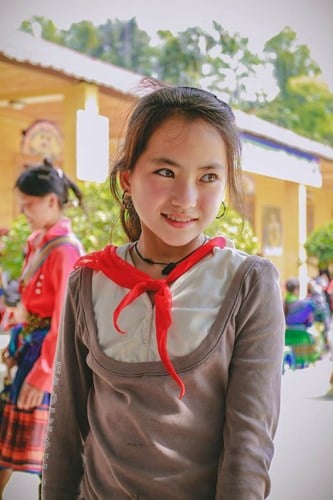 Nữ nhiếp ảnh gia Kiều Ngọc Bích, cho biết 'Hôm đó mình đi chụp từ thiện ở trường cấp 1 xã Lùng Cải, gặp em ấy đi cùng với bố xem ở đó. Thấy xinh quá nên hơi giật mình, cầm máy bắn lia lịa.'.