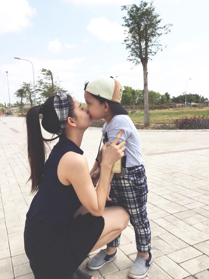 Hai mẹ con dành cho nhau nụ hôn thật ngọt ngào.