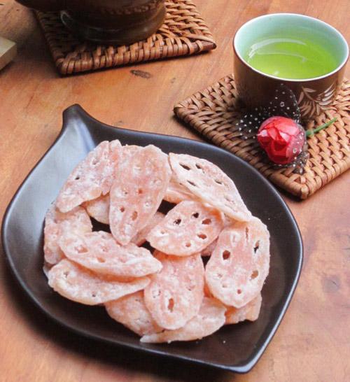 Lý Nhã Kỳ rạng ngời và cuốn hút trên đất Pháp với bộ váy theo phong cách công nương màu trắng.