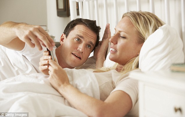 Kiểm tra điện thoại - vừa mở mắt ra là kiểm tra ngay điện thoại sẽ chỉ khiến buổi sáng của bạn thêm căng thẳng.