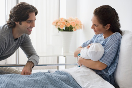 Sốc khi gặp chồng đang chăm người yêu cũ đi đẻ ở bệnh viện