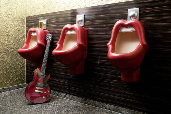 Những chiếc toilet hình chiếc môi “hứng nước” này xuất hiện ở nhiều nơi trên thế giới.