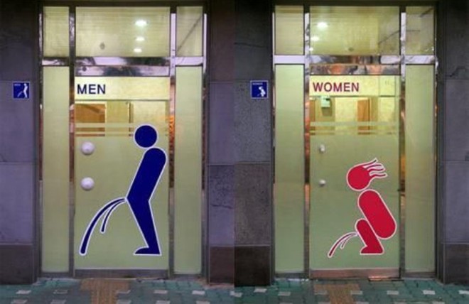 Hẳn là những người không biết chữ cũng không thể nhầm lẫn bước vào nhà vệ sinh khi đã có cả hình ảnh mô tả “chân thực” ngoài cửa như thế này.