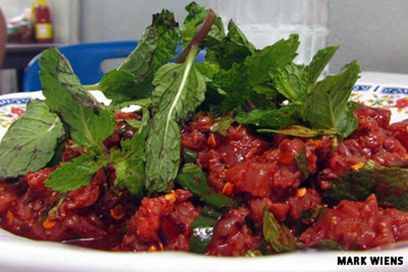Larb Leuat Neua: Món ăn này gồm thịt bò thái mỏng, rắc thêm rau húng và rưới tiết bò tươi. Larb Leuat Neua thường được dùng làm món nhậu khi uống bia.