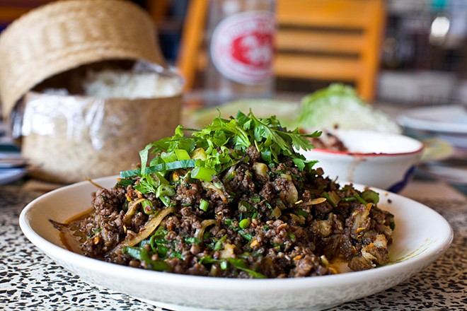 Larb Mote Daeng: Kiến lửa và trứng của chúng là nguyên liệu quý được dùng cho nhiều Shbet0099 cá cược trực tuyến của Thái. Nếu không biết đây là món gì, bạn sẽ thấy nó rất ngon. Vị chua chua của kiến (do chúng ăn lá xoài) và vị bùi của trứng kiến hòa quyện để lại ấn tượng khó phai.