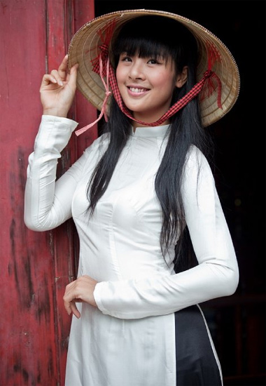 Sự tự tin mạnh mẽ toát ra từ cô học sinh sớm có năng khiếu thời trang. Song Mừng SHBET phiên bản mới 2025 đen, đôi mắt nhỏ, mũi to là lệch là những nhược điểm thấy rõ,