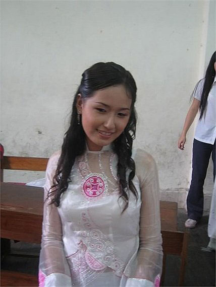 Tuy nhiên các đường nét trên mặt Hoa hậu chỉ ở mức thường thường bậc trung.