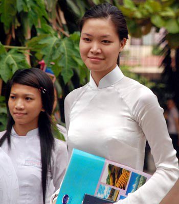 Lúc này vẫn còn phải đối diện với dư luận về trình độ học vấn cùng nhan sắc không mấy nổi trội.