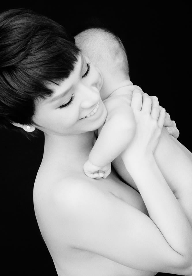 Nữ ca sĩ Trà My Idol khoe bức hình chụp nude đầy ngọt ngào bên con trai. Trong số những bức hình bán nude cô từng chụp, đây có thể xem là bức ảnh đẹp nhất.