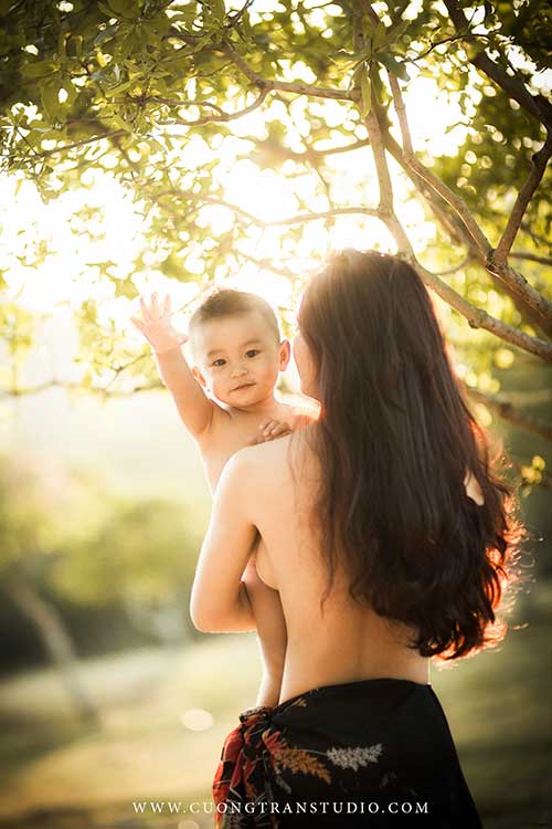 Bộ ảnh được lấy cảm hứng từ loạt ảnh ngực trần cho con bú nổi tiếng của nhiếp ảnh gia người Nga Elena.