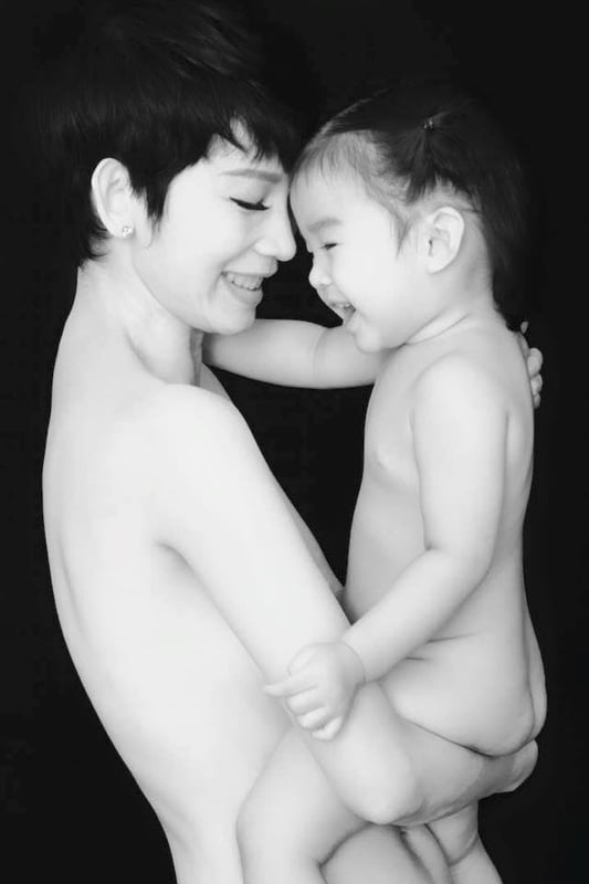 Nụ cười hạnh phúc tỏa nắng của siêu mẫu Xuân Lan và con gái trong bức hình khỏa thân nghệ thuật khiến người hâm mộ vô cùng thích thú.
