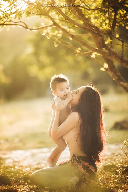 Mới đây, bộ ảnh ngực trần cho con bú của bà mẹ Nha Trang cũng làm cộng đồng mạng xôn xao.
