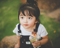 Bé gái 4 tuổi xinh như thiên thần gây sốt cộng đồng mạng
