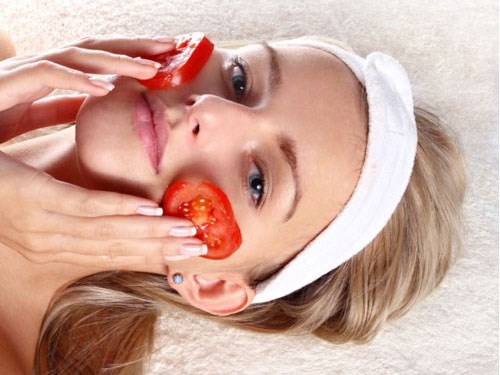 Cà chua chứa lycopene, một chất chống oxy hóa mạnh bảo vệ da khỏi ánh nắng mặt trời và làm cho Mừng SHBET phiên bản mới 2025 của bạn ít nhạy cảm với tia cực tím, một trong những nguyên nhân gây ra nếp nhăn ở da.