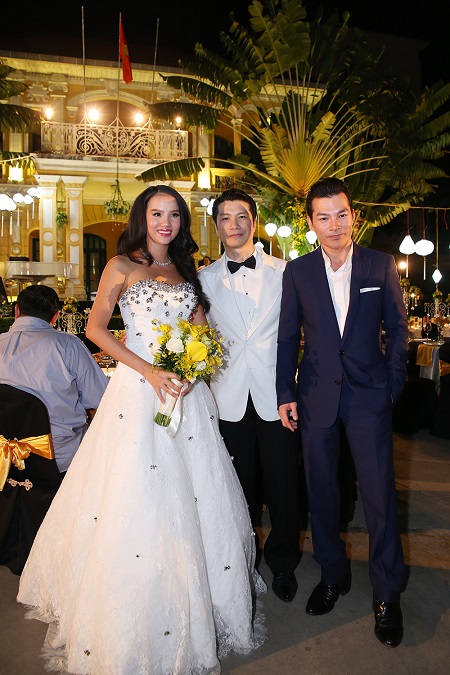 Vì muốn tiệc cưới diễn ra trong không khí thân tình, vợ chồng Dustin Nguyễn hạn chế số lượng khách mời và cũng không công bố rộng rãi với truyền thông. Trong ảnh là nam diễn viên Trần Bảo Sơn, một trong những người bạn thân trong nghề của Dustin Nguyễn.