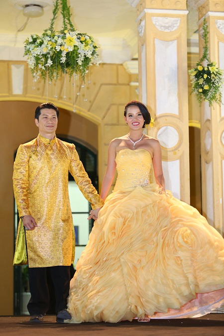 Trong tiệc cưới, cô dâu và chú rể đã thay hai bộ Shbet999 com đăng nhập với màu sắc khác nhau. Trong lúc ra chào khách mời, Bebe Phạm đã khoác chiếc váy màu vàng vô cùng lộng lẫy, trong khi đó Dustin Nguyễn diện bộ áo dài truyền thống.