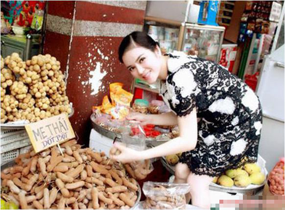 Cô tự tay lựa trái cây dân dã thay vì những trái cây đắt tiền.