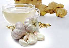 Tỏi và gừng đều có tác dụng kháng viêm và long đờm. Vì vậy, cách sử dụng rất đơn giản, bạn chỉ cần nhai vài lát gừng nhỏ sẽ có tác dụng tức thì.