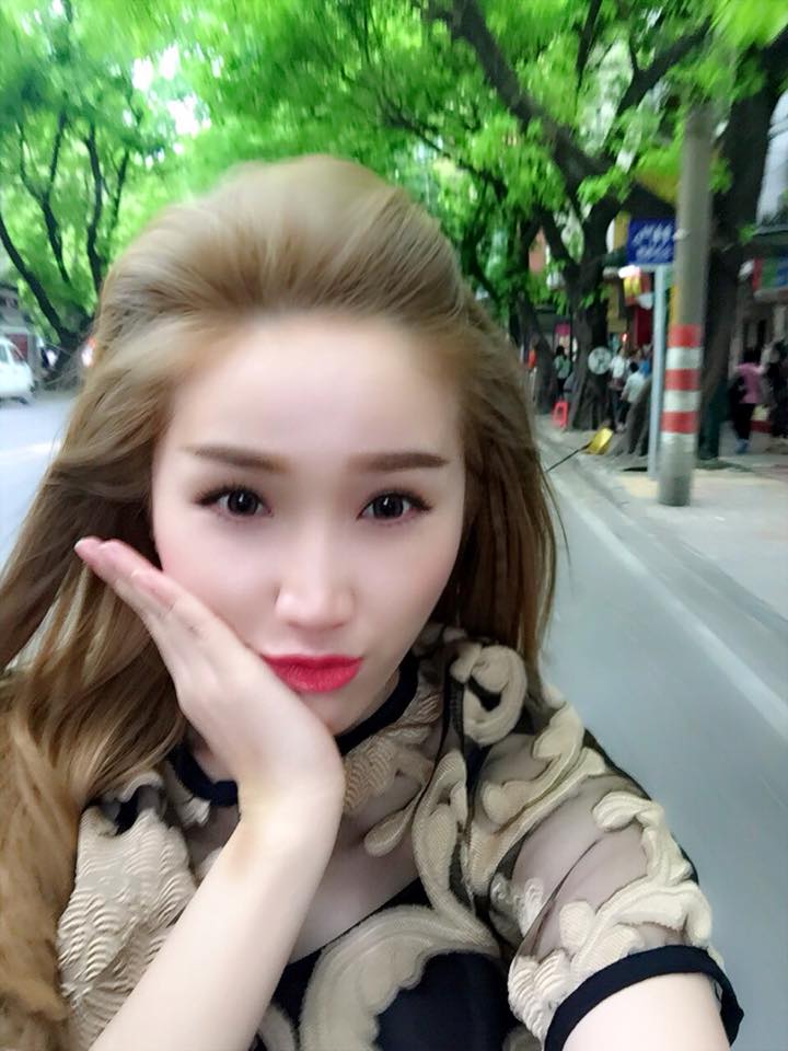 Đông Nhi thích thú đi chơi bằng xe máy.