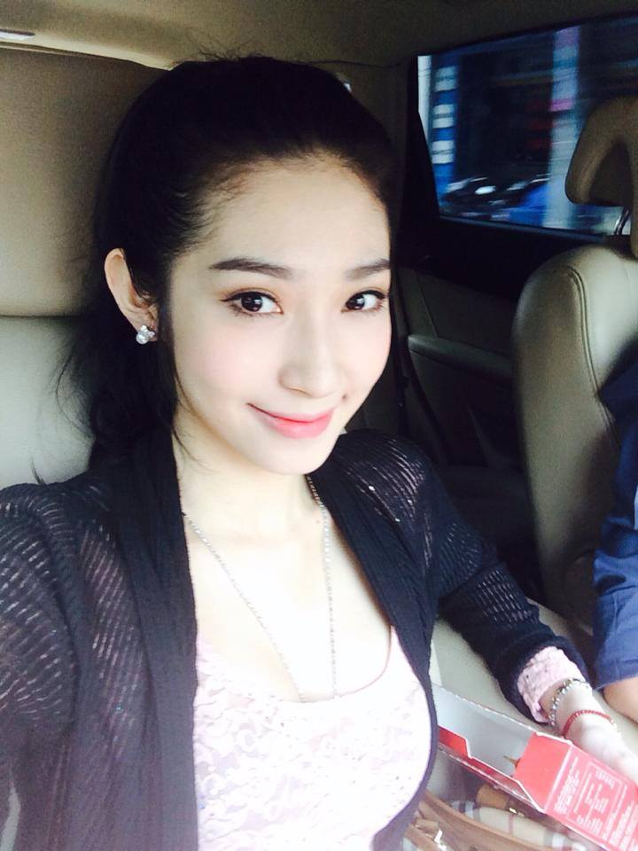 Đông Nhi xinh xắn đi chơi cuối tuần.
