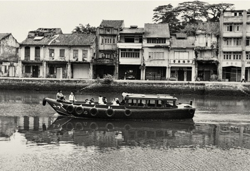 Bức ảnh chụp năm 1980, những căn nhà dọc bến Clarke bé xíu vào lụp xụp.
