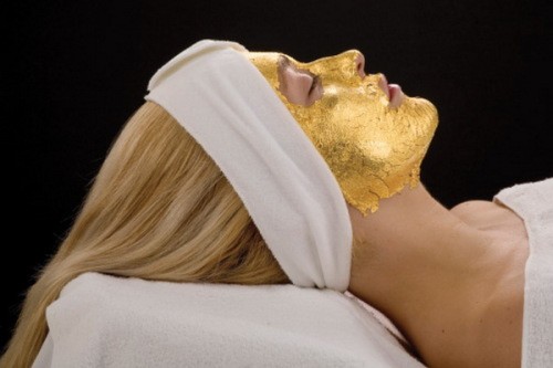 Dịch vụ đắp mặt nạ vàng: Mặt nạ bằng vàng 24 carat được cho là có tác dụng hồi sinh và trẻ hóa Mừng SHBET phiên bản mới 2025. Tại Dubai, nhiều người sẵn sàng chi tới 7.000 đôla để sử dụng dịch vụ này.