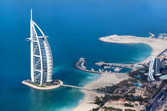 Khách sạn 7 sao duy nhất trên thế giới: Khách sạn Burj Al Arab có dạng cánh buồm với 202 phòng giá từ 1.200 - 20.000 USD/đêm, gồm hai tầng và những tiện ích xa xỉ đến không tưởng.