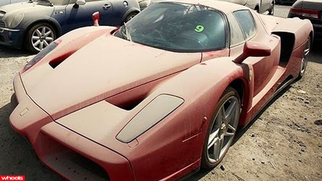 Nghĩa địa siêu xe: Ferrari Enzo, Porsche, Jaguar, Audi, BMW... những chiếc siêu xe hàng triệu người mơ ước đang nằm phủ bụi, chìa khóa vẫn cắm trong ổ. Từng là đồ chơi của những triệu phú, những chiếc xe này bị bỏ rơi khi chủ nhân phá sản và chạy trốn.