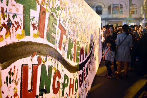 Thông điệp của Giờ Trái đất 2015 là 'Tiết kiệm năng lượng, ứng phó biến đổi khí hậu' - một vấn đề nóng không chỉ của Việt Nam mà của tất cả các nước.