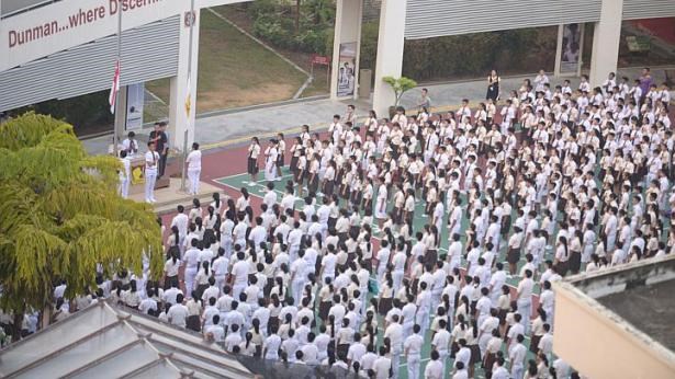 Quốc kỳ rủ trong giờ chào cờ tại trường trung học cơ sở Duman.