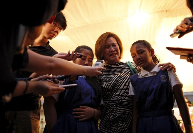 Bà Roslina A Majid, 46 tuổi cùng hai con gái Sarah Allysah Norhisam và Sophia Amelia Norhisam không kìm đuợc nước mắt khi đến bệnh viện, nơi ông Lý Quang Diệu điều trị trong những ngày cuối đời.