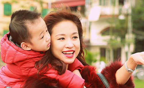 Bà mẹ đơn thân Vân Hugo vô cùng xinh đẹp bên con trai.
