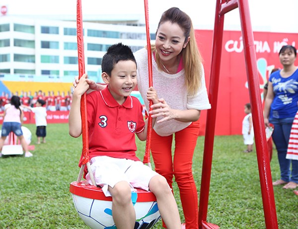 Jennifer Phạm trẻ trung bên con trai Bảo Nam.