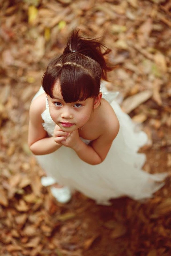 Vân Khánh có lợi thế về gương mặt nhí nhảnh, đáng yêu và tài biểu cảm không thua kém các cô chú diễn viên chuyên nghiệp.