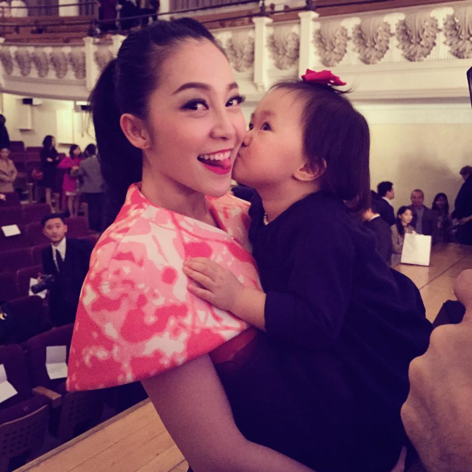 Linh Nga biểu cảm khi được con gái hôn vào má. Hiện cô và con gái đang ở Anh đi du lịch, kết hợp cùng công việc.
