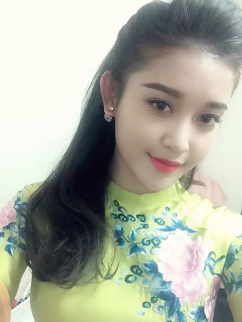 Huyền My nữ tính, cô trang điểm nhẹ nhàng đi dự sự kiện.