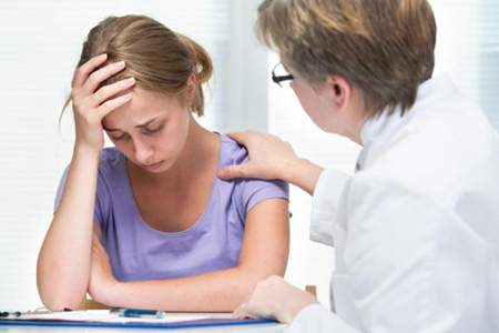 Tràn dịch màng phổi - do khối u phổi xâm lấn ra màng phổi gây tràn dịch màng phổi, chẩn đoán xác định dựa vào khám lâm sàng và chụp x quang phổi. Chọc dò khoang màng phổi thấy dịch giúp chẩn đoán chắc chắn.