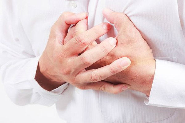 Dấu hiệu này thường gặp ở nam giới nhiều hơn. Đó là tình trạng vùng ngực to lên bất thường do các tế bào bệnh ung thư kích thích sự tiết nội tiết tố một cách bất thường.