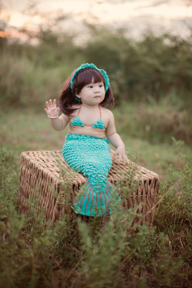 Không để con gái kém cạnh anh trai, vợ chồng Lý Hải cũng hóa trang cho bé Cherry thành nàng tiên cá vô cùng xinh đẹp.