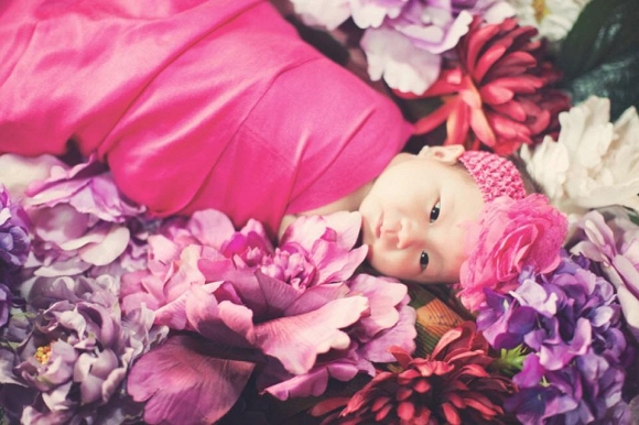 Con gái út Lý Hải như công chúa lạc giữa rừng hoa. Bé Sunny cũng được mẹ cho ăn mặc sành điệu không thua kém anh Rio và chị Cherry.