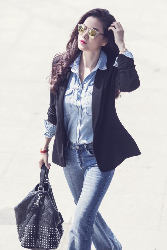 Trương Ngọc Anh sành điệu với áo sơ mi và quần Jean ống loe.