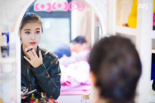 Huyền My trang điểm buổi sáng trước khi đi làm.