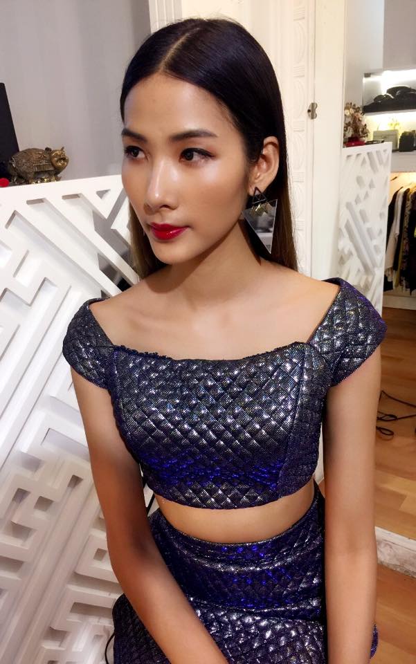 Hoàng Thùy dịu dàng khi tham dự một lễ ra mắt phim.