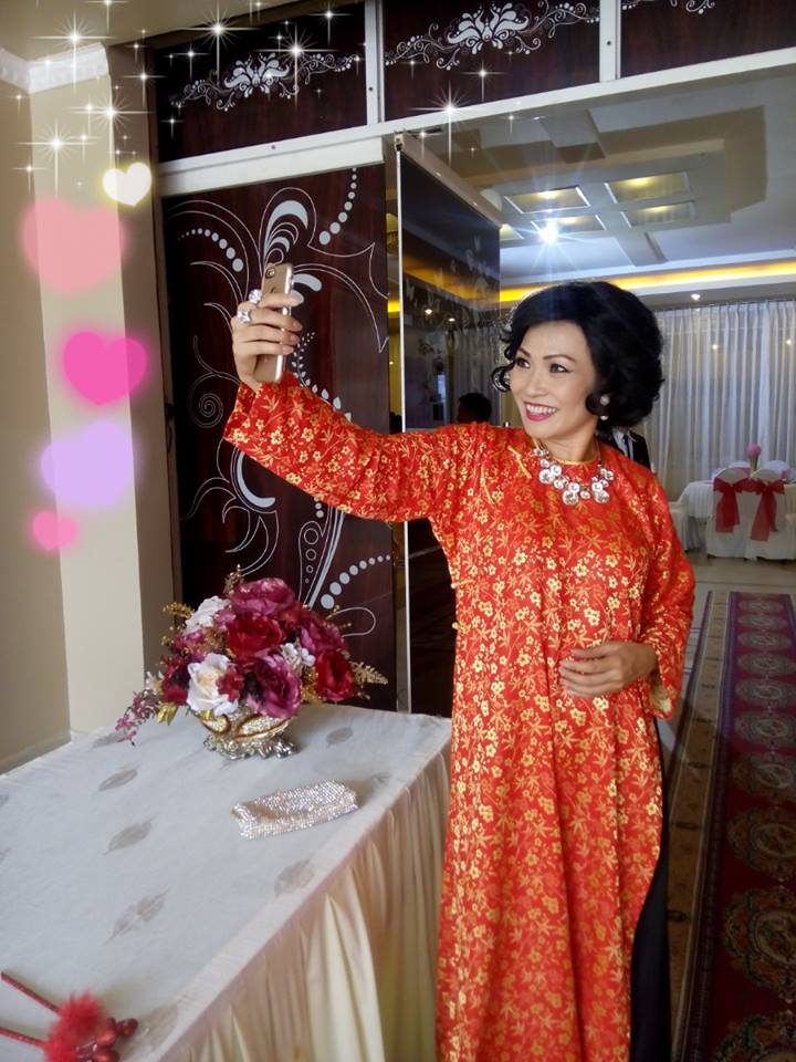 Phương Thanh bị người bạn 'chộp' được khoảng khắc selfie trong giờ nghỉ giữa các cảnh quay.
