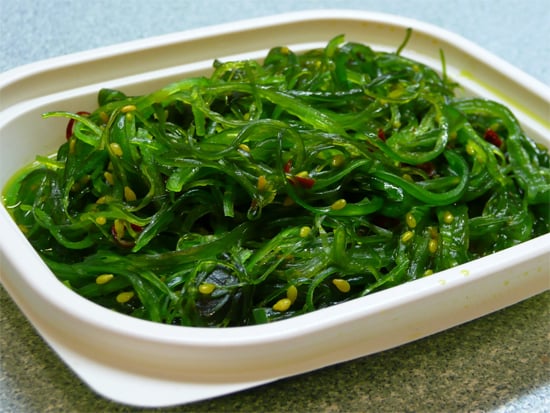 Rong biển là loại thực phẩm gần như không chứa calo nhưng lại giàu vitamin K. Rong biển cũng có chứa lượng chất xơ cần thiết khiến bạn nhanh no và giúp hệ tiêu hóa hoạt động tốt hơn.