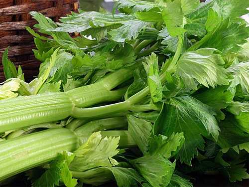 Cần tây giòn và ngon, không chứa calo nhưng có nhiều vitamin K. Cần tây cũng có hàm lượng nước cao vì vậy nó tạo cảm giác no.