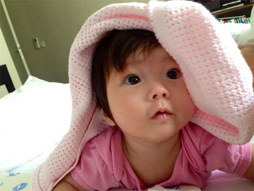 Cô bé cũng được rất nhiều người yêu quý vì đáng yêu và bụ bẫm.